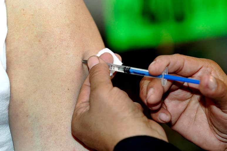 La vacunación contra el neumococo y la influenza estacional es la mejor forma de reducir el riesgo de contraer neumonía, por lo que es importante inmunizar a los niños y a los adultos mayores. (ARCHIVO)