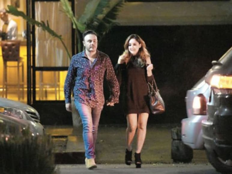 El cantante besó a la actriz. (ESPECIAL)