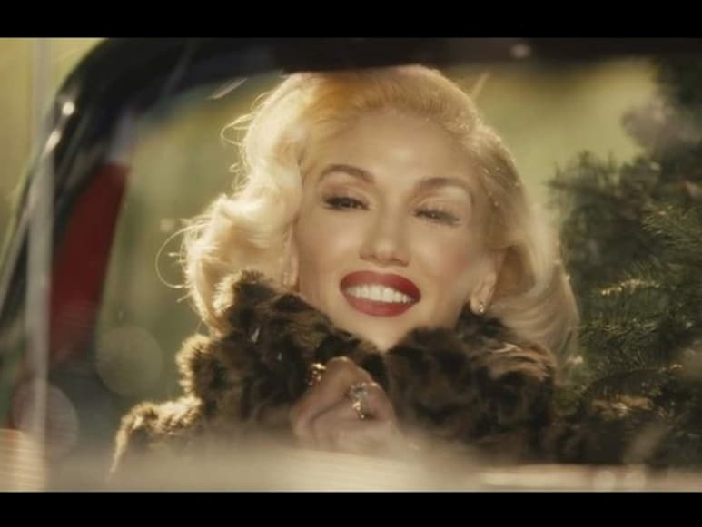 Aprovechando que cada vez están más cerca las fiestas de diciembre, la cantante, en colaboración con Blake Shelton, lanzó el sencillo 'You make it feel like chrismas', donde utiliza un look muy parecido a la rubia más famosa de Hollywood. (ESPECIAL)