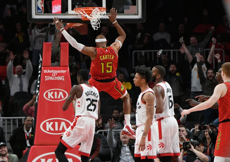El alero de los Hawks de Atlanta, Vince Carter (15), clava el balón al final del partido.