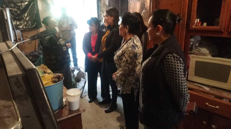 Se les hizo entrega de un refrigerador, estufa, lavadora automática, tarima y colchón. (ESPECIAL)