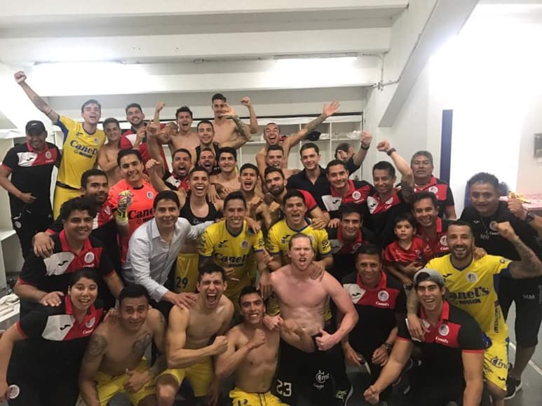 El cuadro de San Luis festejó en el vestidor del Estadio Andrés Quintana Roo tras clasificarse a la final del Ascenso MX. (Especial)