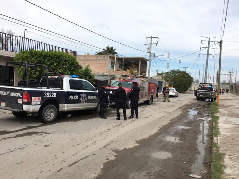El fuego comenzó en patio trasero del domicilio, debido a que una manguera del boiler se dañó. (EL SIGLO DE TORREÓN)