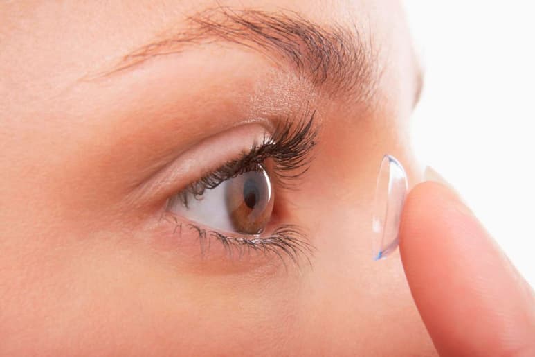 Los lentes de contacto corrigen errores refractivos como miopía, hipermetropía, astigmatismo y presbicia. (ARCHIVO)
