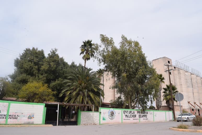Desaparece. Donde ahora se encuentra la escuela Melchor Ocampo estaba La Hacienda la Bohemia, atrás sólo quedan los Silos. (EL SIGLO DE TORREÓN/MARY VÁZQUEZ)