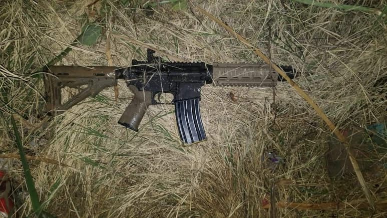 Localizaron un rifle de asalto sobre la maleza y cerca del occiso, sobre los presuntos cómplices, se detalló que escaparon con heridas y rumbo desconocido. (EL SIGLO DE TORREÓN) 