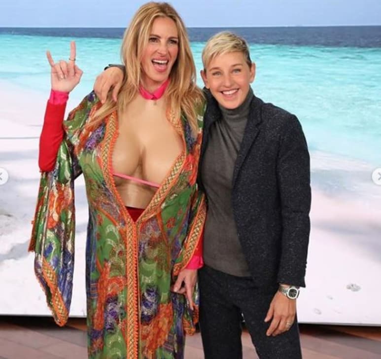 Entre risas. La protagonista de Mujer bonita, se colocó un busto falso de gran tamaño y posó junto a Ellen DeGeneres.