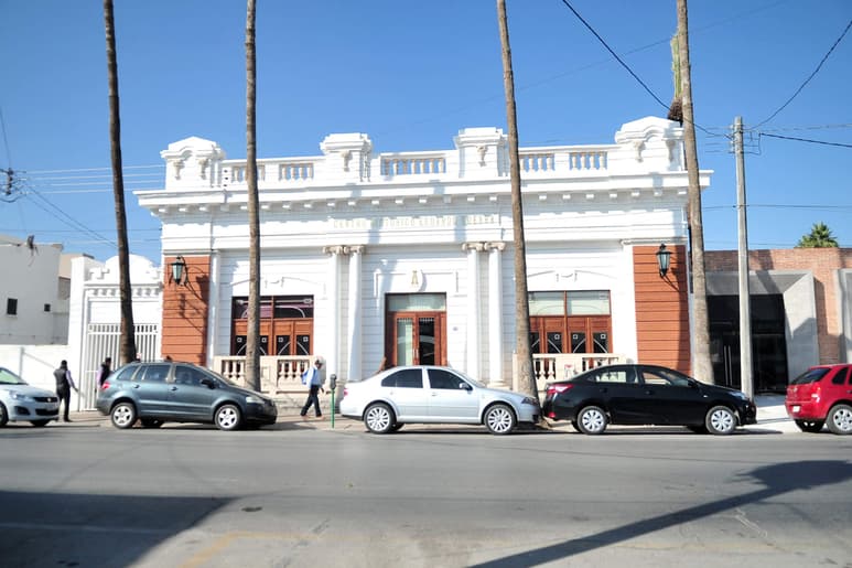 Se recuperó el número original y se lavó cada ladrillo manualmente para limpiar las cuatro capas de pintura blanca que se les había colocado en las últimas administraciones, a fin de destacar el material. (RAMÓN SOTOMAYOR)