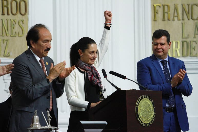 En su discurso durante la toma de protesta en el cargo de Jefa de Gobierno, Claudia Sheinbaum anunció la desaparición definitiva del cuerpo de granaderos, elementos que se sumarán a otras corporaciones y a un nuevo grupo que se enfocará a tareas de Protección Civil. (NOTIMEX)