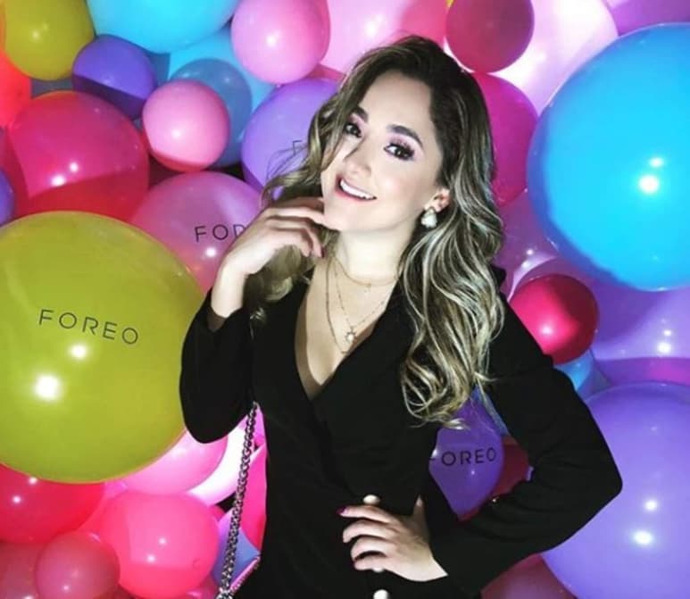 Son dos las fotografías donde la también cantante luce este vestido. 'Jugando a ser princesa', escribió en la primera imagen, la cual ya cuenta con más de 41 mil Me Gusta. (ESPEICAL)