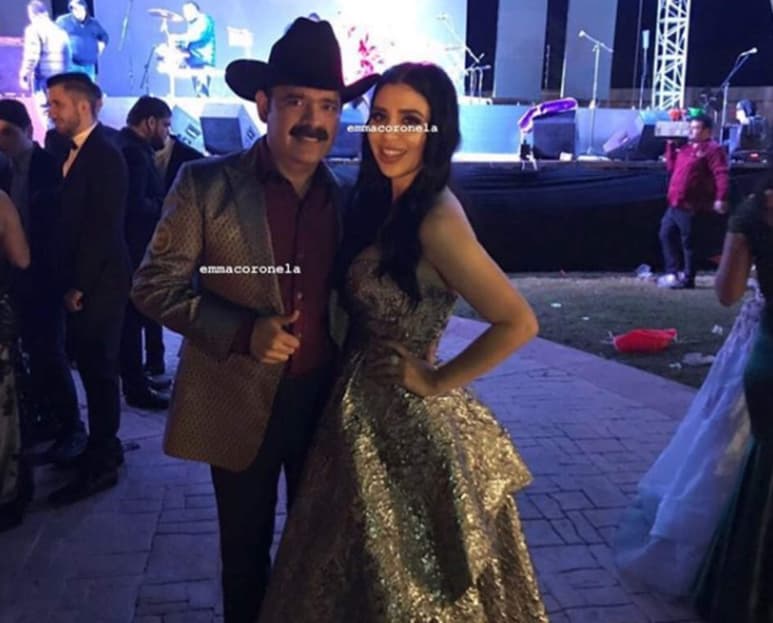 Coronel trae un vestido dorado largo de gala, en lo que parece ser un baile o una fiesta. (INSTAGRAM)