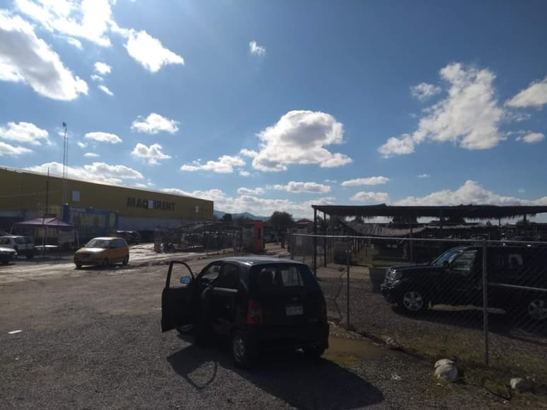 Fue alrededor del mediodía que se reportó al sistema de emergencias que había una persona con un ataque cardíaco dentro del Tianguis del Auto, por lo que era necesario apoyo de paramédicos y autoridades. (ESPECIAL)