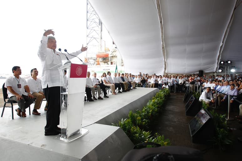 Apuesta. El Plan Nacional de Refinación de AMLO busca que el país sea autosuficiente en la producción de combustible. (NOTIMEX)