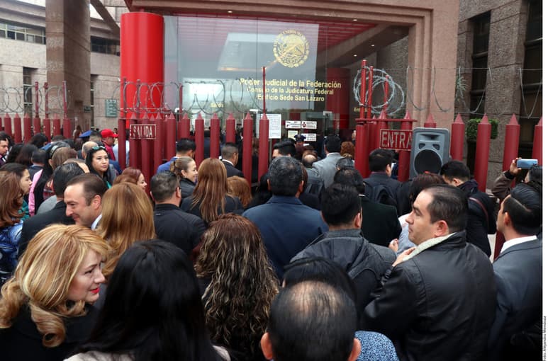 Rechazo. Líderes de la asociación que agrupa a 1,450 impartidores de justicia protestaron en San Lázaro. (AGENCIA REFORMA)