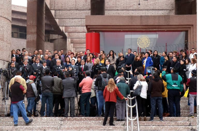 Conflicto. En un hecho inusitado, la Asociación de Magistrados y Jueces del Poder Judicial de la Federación protestó ayer y acusó a los poderes Ejecutivo y Legislativo de intromisión en justicia con medidas como la baja salarial generalizada. (AGENCIA REFORMA)