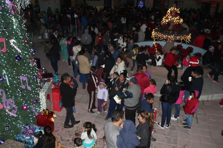 Tradición. En San Pedro autoridades municipales llevaron a cabo el tradicional encendido del árbol de Navidad. (EL SIGLO DE TORREÓN/MARY VÁZQUEZ)