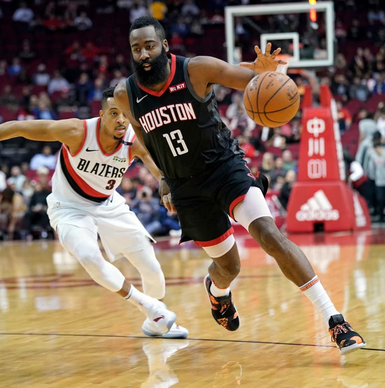 James Harden (13) anotó 29 puntos en la victoria ante Blazers.