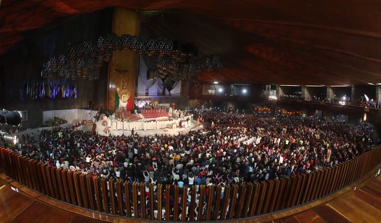 Peregrinos acudieron a celebrar a la Virgen. (EL UNIVERSAL)
