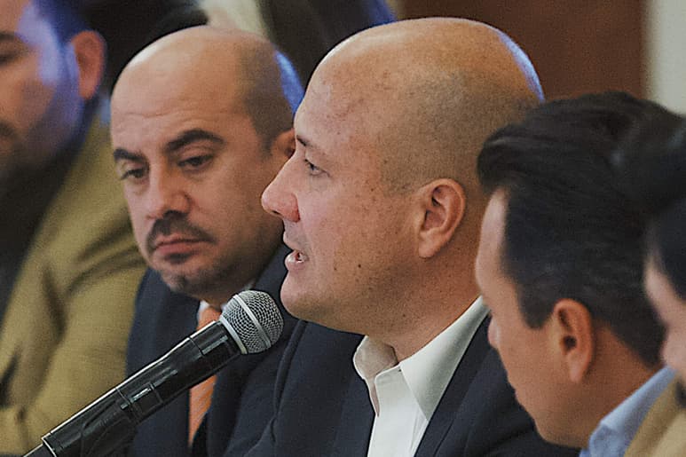 Durante el informe de actividades del Tribunal Electoral del Estado de Jalisco (TEEJ), Alfaro Ramírez dijo entender que altos sueldos para jueces y magistrados son garantía de la autonomía e independencia de los juzgadores, pero afirmó que los apoyos y recursos adicionales al salario con que los que cuentan los servidores públicos son abusos. (ARCHIVO)