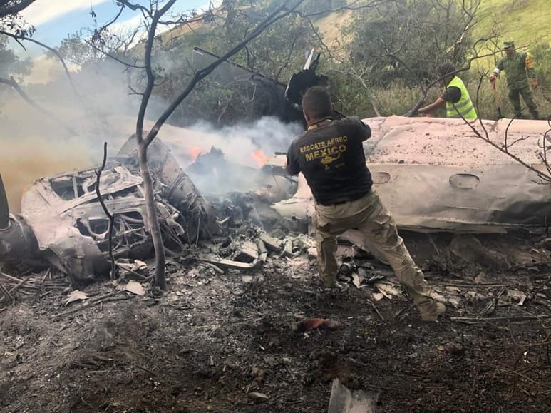 Dos personas que tripulaban una avioneta perdieron la vida al desplomarse ésta cerca del aeródromo. (TWITTER)