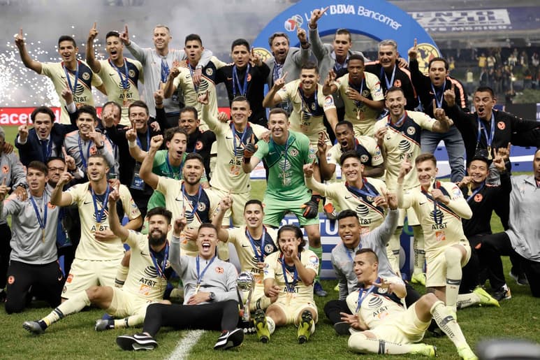 El más ganador. América consiguió ayer su título 13 de Primera División y es ahora el líder de ese departamento en el futbol mexicano. En el estadio Azteca, las Águilas vencieron 2-0 al Cruz Azul, que alcanzó 21 años sin levantar el trofeo de Liga. (Jam media)