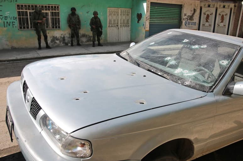 El presidente Andrés Manuel López Obrador planteó que si la reforma para la creación de la Guardia Nacional no se aprueba en el Legislativo, se tendrá que respetar lo que establece la Constitución y el Ejército estaría impedido para realizar acciones de seguridad pública en las calles. (ARCHIVO)