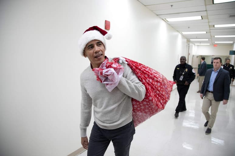 El expresidente se convirtió en Santa Claus y visitó a niños en un hospital. (EFE)
