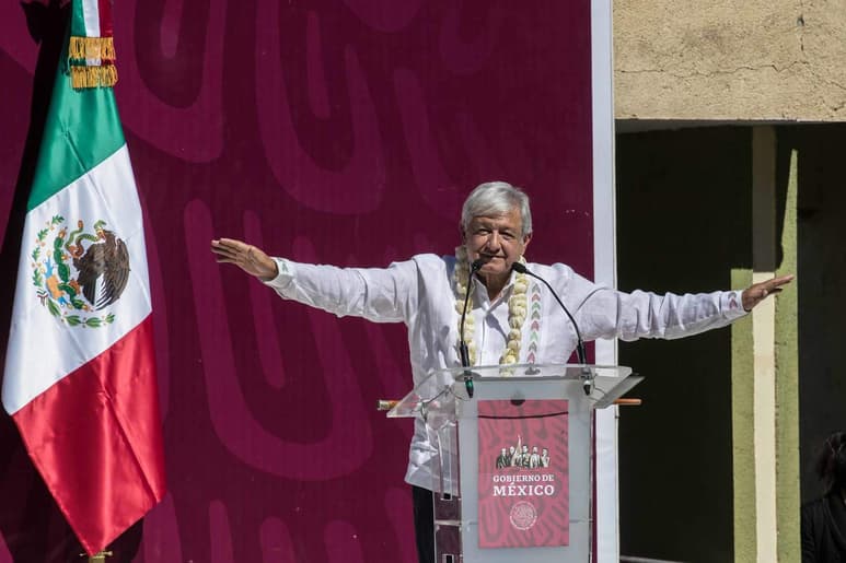 Además de la conclusión de carreteras, se priorizará la terminación de centros de salud, hospitales y escuelas abandonados o dejados a medias, resaltó el mandatario, quien garantizó que las personas que construyan los caminos rurales de concreto tendrán buenos salarios. (EL UNIVERSAL)