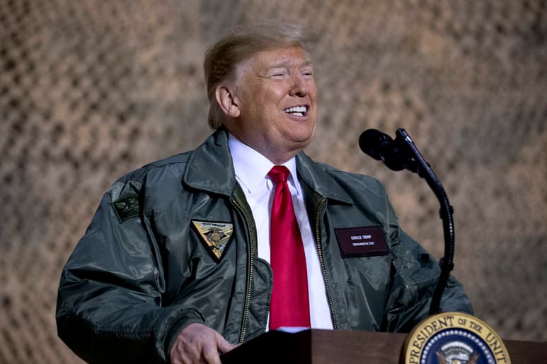 Trump declaró que “haré todo lo que sea necesario” para conseguir el financiamiento para construir un muro a lo largo de la frontera de México. (AP)