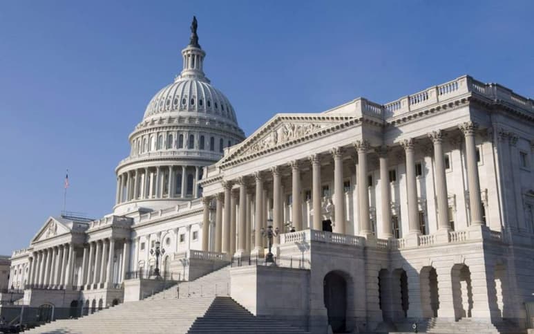 Al cumplirse el sexto día de la suspensión de labores que afecta a 800 mil trabajadores, el presidente Donald Trump y los demócratas en el Congreso no cedieron posiciones en su batalla sobre el muro que el mandatario quiere construir en la frontera. (ARCHIVO)