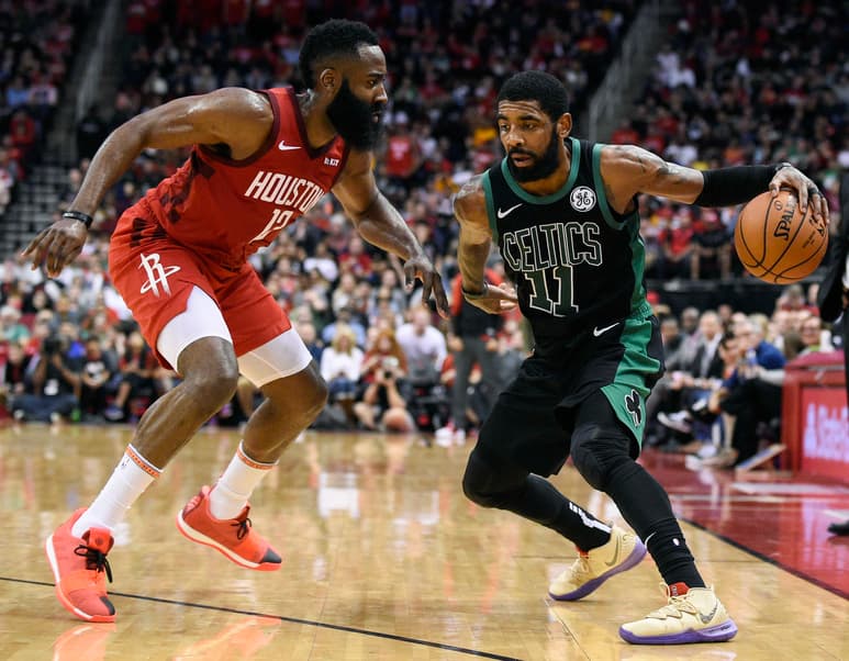 Kyrie Irving (d) intenta pasar sobre James Harden.