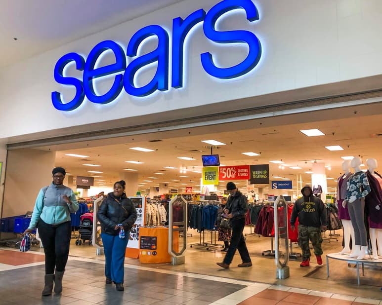 El icónico minorista, que alguna vez fuera la cadena de tiendas departamentales más grande de Estados Unidos, estableció el viernes como plazo para recibir ofertas de compra de sus establecimientos restantes con el fin de evitar cerrar totalmente. (EFE)