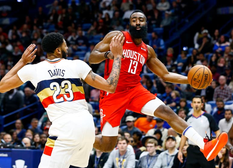 James Harden (13) fue clave en el triunfo de los Rockets 108-104 sobre Pelicans de Nueva Orleáns.