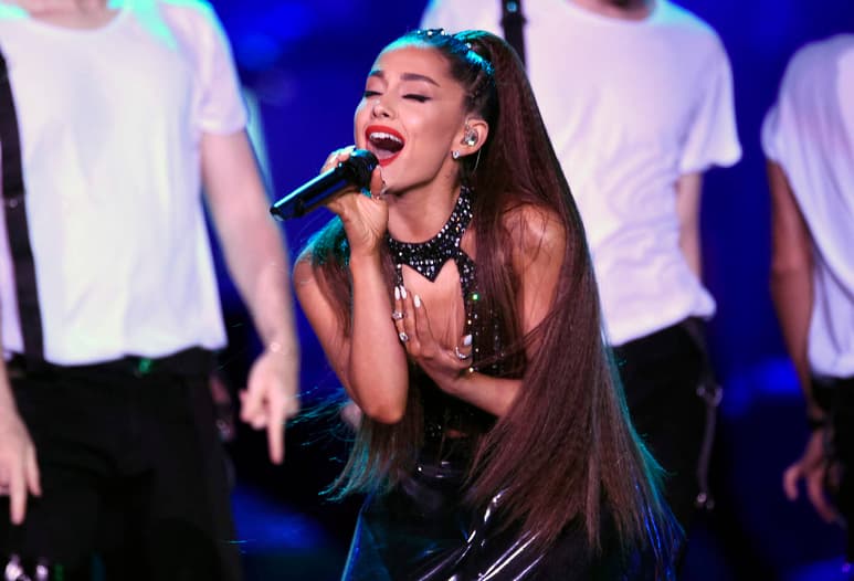 El título fue ofrecido por su apoyo a las víctimas del ataque terrorista del concierto que la cantante estadunidense ofreció en el auditorio Manchester Arena en mayo de 2017. (ARCHIVO)