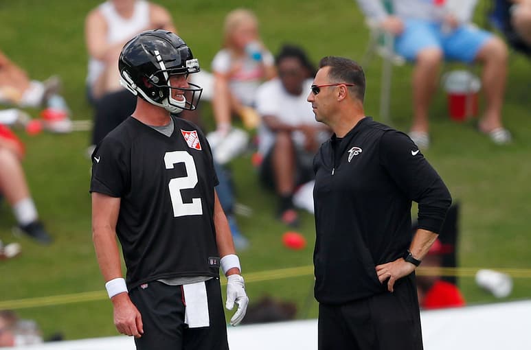 El mariscal de los Falcons de Atlanta, Matt Ryan, platica con el coordinador ofensivo Steve Sarkasian durante el campo de entrenamiento.