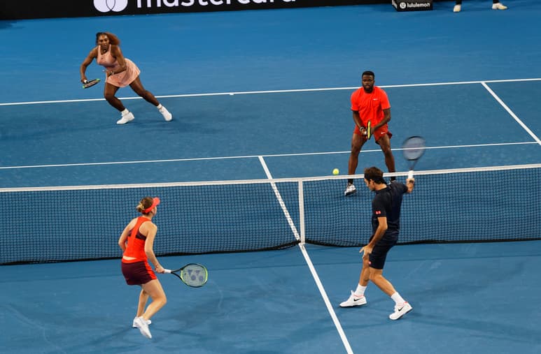 Belinda Bencic y Roger Federer (abajo) derrotaron 4-2, 4-3 a Serena Williams y Frances Tiafoe.