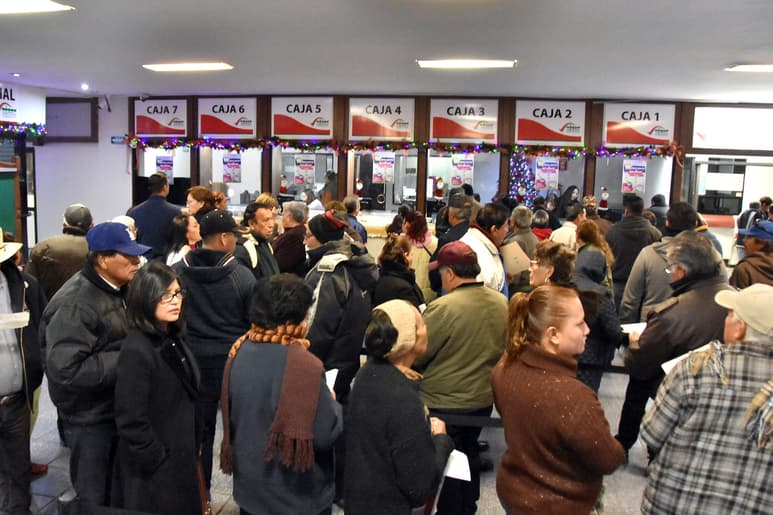 Cumplen. Acuden contribuyentes desde el primer día a realizar pago del Impuesto Predial. (CLAUDIA LANDEROS)