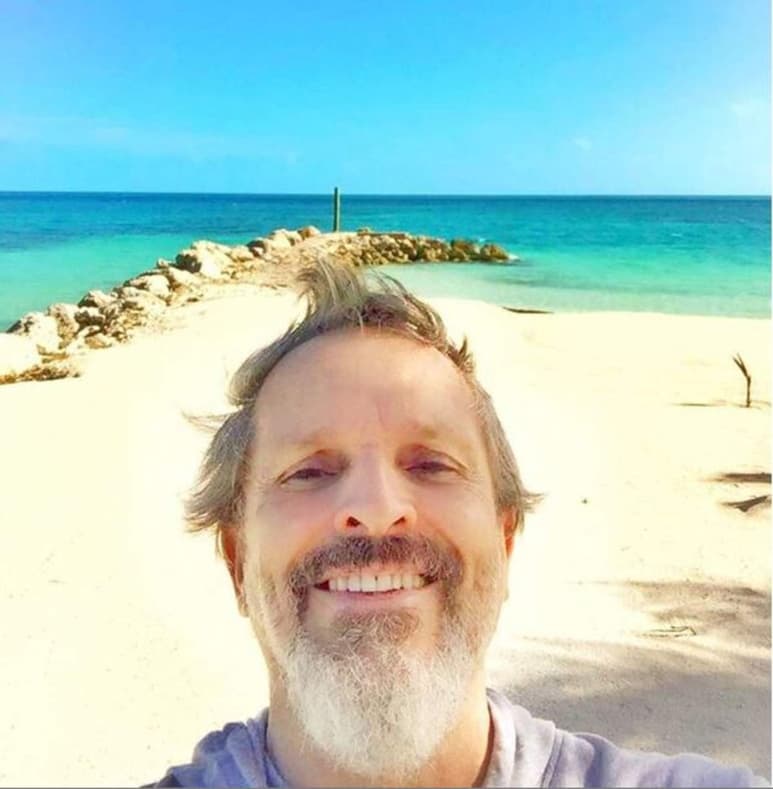Feliz. ‘Arrancando el año en el paraíso’, puso Bosé en foto. (ESPECIAL)