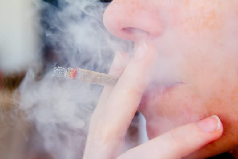 Fumar y beber alcohol son factores clave en el incremento del riesgo de desarrollar cáncer de esófago. (ARCHIVO)