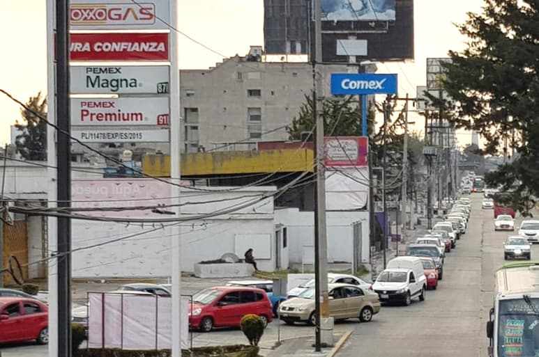 Filas. El desabasto de gasolina genera compras de pánico en Guanajuato, Querétaro, Estado de México, Jalisco, Michoacán y Tamaulipas.
