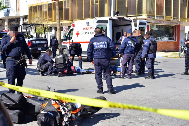 Atención. Paramédicos de la Cruz Roja acudieron al lugar del accidente para atender a la pareja lesionada.