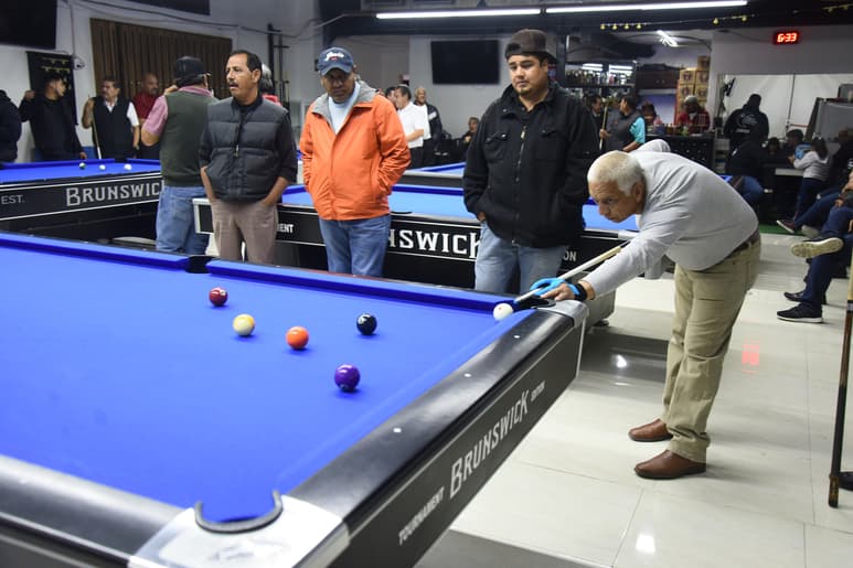 Por horas, los asistentes, además de jugar, pudieron apreciar los paños nuevos que fueron puestos en las mesas.