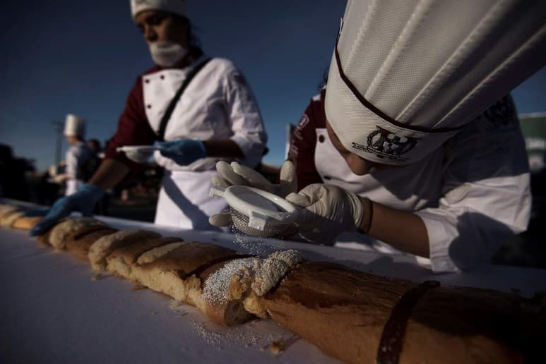 Coahuila se quedó con el récord de la rosca más grande del mundo. (EFE)