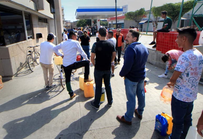 La Procuraduría Federal del Consumidor (Profeco) mantiene vigilancia en las gasolineras de los estados con crisis de desabasto, y algunas de ellas han solicitado “racionar” el combustible por la demanda. (EFE)