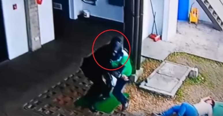 Los sujetos pretendían asaltar a una mujer que se dirigía a hacer un depósito al banco. 