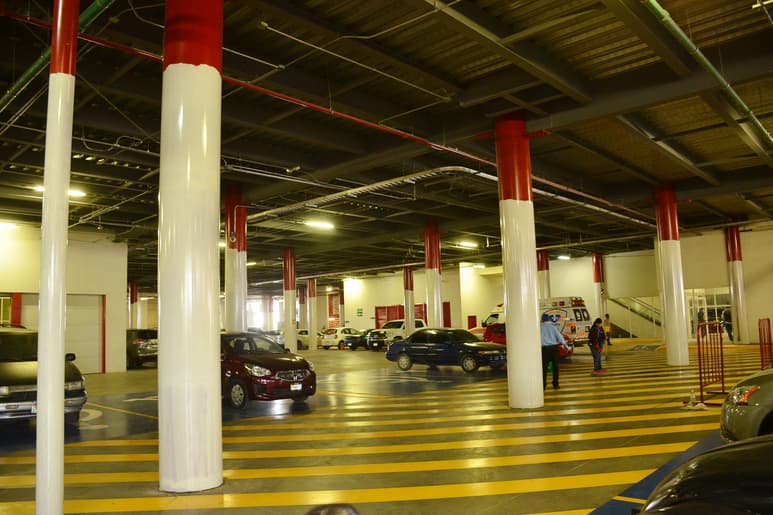 Colorido. Pintura y más pintura se coloca en la presidencia municipal, en el estacionamiento y los pilares de acero ya son blancos. (FERNANDO COMPEÁN)