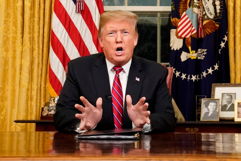 Trump considera como 'la mejor solución' alcanzar un acuerdo con el Congreso para financiar la construcción del muro con México. (AP)