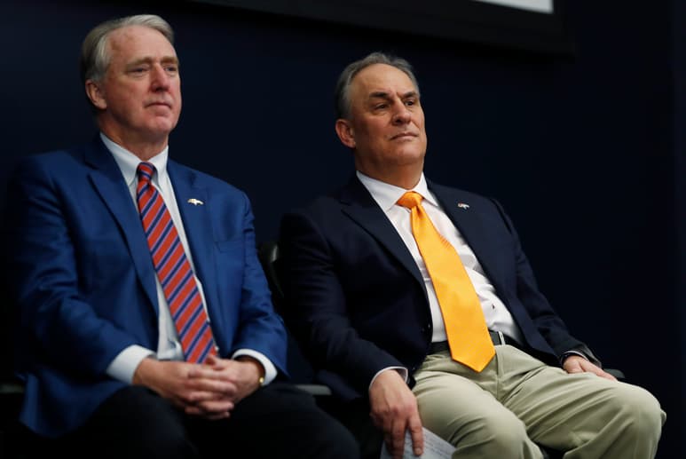 Vic Fangio (d), nuevo coach de los Broncos y el presidente Joe Ellis.