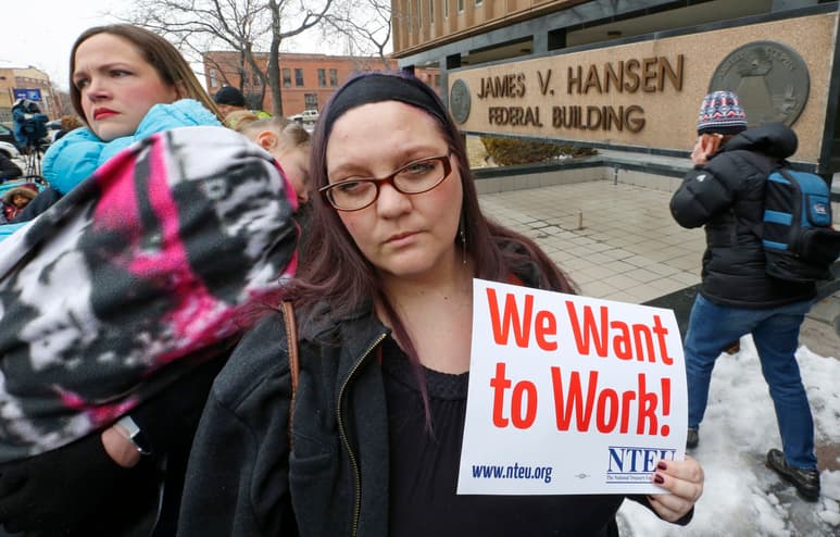 Cansados. Christine Helquist y otros trabajadores federales protestaron por el cierre del gobierno por parte de Donald Trump.