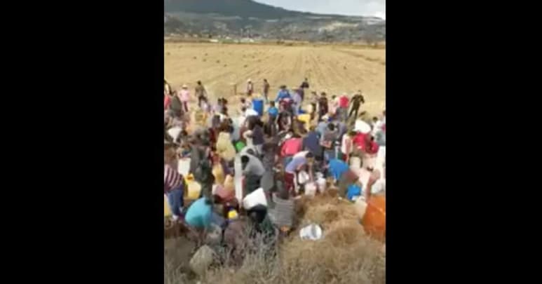 En los videos se aprecian decenas de personas se aglutinan en el sitio donde se fuga el combustible para llenar sus bidones y garrafas. (ESPECIAL)
